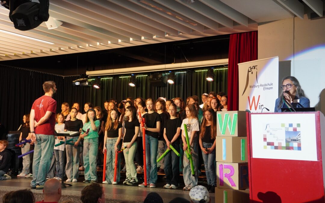 Konrektorin Tabinda Plischke bei der Begrüßung mit den Chorklassen 5a und 5b der Wallburg- Realschule und Musiklehrer Sebastian Franz.